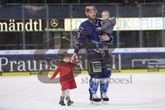 Im Bild: Maurice Edwards (#23 ERC) mit seinen Kindern auf dem Eis

Eishockey - Herren - DEL - Saison 2019/2020 -  ERC Ingolstadt - Düsseldorfer EG - Foto: Ralf Lüger