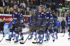 Im Bild: Jerry D´Amigo (#9 ERC) und Fabio Wagner (#5 ERC) auf dem Weg zur Fankurve

Eishockey - Herren - DEL - Saison 2019/2020 -  ERC Ingolstadt - Adler Mannheim - Foto: Ralf Lüger