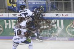 Im Bild: Benedikt Kohl (Straubing Tigers) und Fabio Wagner (#5 ERC)

Eishockey - Herren - DEL - Saison 2019/2020 -  ERC Ingolstadt - Straubing Ice Tigers - Foto: Ralf Lüger