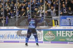 Im Bild: Fabio Wagner (#5 ERC) feiert mit den Fans

Eishockey - Herren - DEL - Saison 2019/2020 -  ERC Ingolstadt - Schwenninger Wild Wings - Foto: Ralf Lüger