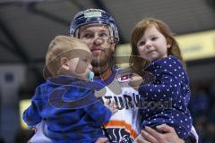 Im Bild: Maurice Edwards (#23 ERC) hat seine Kinder auf dem Arm

Eishockey - Herren - DEL - Saison 2019/2020 -  ERC Ingolstadt - Schwenninger Wildwings - Foto: Ralf Lüger