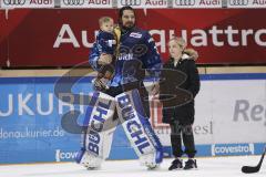 Im Bild: Jochen Reimer (#32 Torwart ERC) mit seinem Sohn auf dem Arm

Eishockey - Herren - DEL - Saison 2019/2020 -  ERC Ingolstadt - Adler Mannheim - Foto: Ralf Lüger