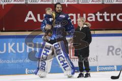 Im Bild: Jochen Reimer (#32 Torwart ERC) mit seinem Sohn auf dem Arm

Eishockey - Herren - DEL - Saison 2019/2020 -  ERC Ingolstadt - Adler Mannheim - Foto: Ralf Lüger