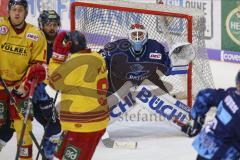 Im Bild: Timo Pielmeier (#51 Torwart ERC) verfolgt die Flugbahn des Pucks

Eishockey - Herren - DEL - Saison 2019/2020 -  ERC Ingolstadt - Düsseldorfer EG - Foto: Ralf Lüger