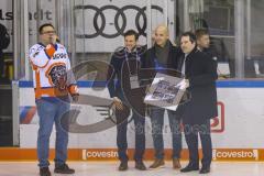 Im Bild: John Laliberte (ERC ) bei der Ehurzng zur Eröffnung der Hall of Fame - Geschätfsführer ERC Ingolstadt Claus GRÖBNER  und Sportdirektor des ERC Ingolstadt Larry MITCHELL

Eishockey - Herren - DEL - Saison 2019/2020 -  ERC Ingolstadt - Schwenning