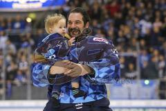 Im Bild: Jochen Reimer (#32 Torwart ERC) mit seinem Sohn auf dem Arm

Eishockey - Herren - DEL - Saison 2019/2020 -  ERC Ingolstadt - Schwenningen Wild Wings - Foto: Ralf Lüger