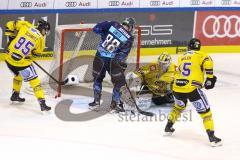 Im Bild: Jussi Rynnäs (#40 Krefeld) rettet vor Colin Smith (#88 ERC) # Mike Schmitz (#95 Krefeld) und Jeremy Welsh (#15 Krefeld) schauen zu

Eishockey - Herren - DEL - Saison 2019/2020, Spiel 3 - 20.09.2019 -  ERC Ingolstadt - Krefeld Pinguines - Foto: 