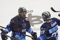 Im Bild: Tor für den ERC durch David Elsner (#61 ERC) - jubel mit Sean Sullivan (#37 ERC)

Eishockey - Herren - DEL - Saison 2019/2020 -  ERC Ingolstadt - Adler Mannheim - Foto: Ralf Lüger