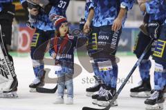Im Bild: Kris Foucault (#81 ERC) mit seinem Sohn vor der Fankurve

Eishockey - Herren - DEL - Saison 2019/2020 -  ERC Ingolstadt - Adler Mannheim - Foto: Ralf Lüger