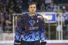 Im Bild: Fabio Wagner (#5 ERC) feiert mit den Fans

Eishockey - Herren - DEL - Saison 2019/2020 -  ERC Ingolstadt - Schwenninger Wild Wings - Foto: Ralf Lüger