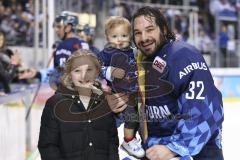 Im Bild: Jochen Reimer (#32 Torwart ERC) und seine Kinder

Eishockey - Herren - DEL - Saison 2019/2020 -  ERC Ingolstadt - Adler Mannheim - Foto: Ralf Lüger