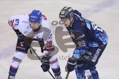 Im Bild: Samuel Soramies (#28 Adler Mannheim) und Hans Detsch (#89 ERC)

Eishockey - Herren - DEL - Saison 2019/2020 -  ERC Ingolstadt - Adler Mannheim - Foto: Ralf Lüger