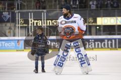 Im Bild: Timo Pielmeier (#51 Torwart ERC) mit einem Fan auf dem Weg zur Fankurve

Eishockey - Herren - DEL - Saison 2019/2020 -  ERC Ingolstadt - Schwenninger Wildwings - Foto: Ralf Lüger