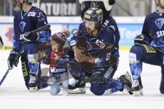 Im Bild: Kris Foucault (#81 ERC) und sein Sohn vor der Fankurve

Eishockey - Herren - DEL - Saison 2019/2020 -  ERC Ingolstadt - Adler Mannheim - Foto: Ralf Lüger