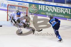 Im Bild: Matt Bailey (#22 ERC) schießt auf das TOR von Markus Keller (#35 Augsburger Panther) - Patrick McNeill (#20 Augsburger Panther) kommt zu spät

Eishockey - Herren - DEL - Saison 2019/2020 -  ERC Ingolstadt - Augsburger Panther - Foto: Ralf Lüger