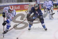 Im Bild: Mark Fraser (#2 Schwenningen) und Jerry D´Amigo (#9 ERC)

Eishockey - Herren - DEL - Saison 2019/2020 -  ERC Ingolstadt - Schwenningen Wild Wings - Foto: Ralf Lüger