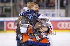 Im Bild: Jochen Reimer (#32 Torwart ERC) mit seinem Sohn auf dem Arm

Eishockey - Herren - DEL - Saison 2019/2020 -  ERC Ingolstadt - Schwenninger Wildwings - Foto: Ralf Lüger