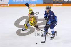 Im Bild: Phillip Bruggisser (#91 Krefeld) und Mike Collins (#13 ERC)

Eishockey - Herren - DEL - Saison 2019/2020, Spiel 3 - 20.09.2019 -  ERC Ingolstadt - Krefeld Pinguines - Foto: Ralf Lüger