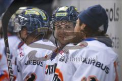 Im Bild: David Elsner (#61 ERC) grinst in Richtung Timo Pielmeier (#51 Torwart ERC)

Eishockey - Herren - DEL - Saison 2019/2020 -  ERC Ingolstadt - Schwenninger Wildwings - Foto: Ralf Lüger