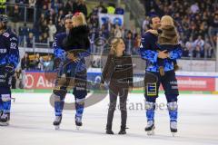 Im Bild: Dustin Friesen (#14 ERC) hat sein Kind auf dem Arm - Mike Collins (#13 ERC) mit der Tochter von Dustin Friesen (#14 ERC)


Eishockey - Herren - DEL - Saison 2019/2020 -  ERC Ingolstadt - Augsburger Panther - Foto: Ralf Lüger