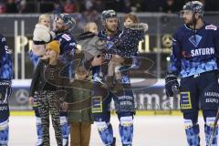 Im Bild: Maurice Edwards (#23 ERC) mit seienen Kindern auf dem Arm

Eishockey - Herren - DEL - Saison 2019/2020 -  ERC Ingolstadt - Adler Mannheim - Foto: Ralf Lüger