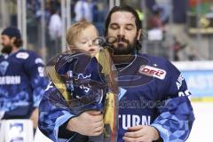 Im Bild: Jochen Reimer (#32 Torwart ERC) mit seinem Sohn auf dem Arm

Eishockey - Herren - DEL - Saison 2019/2020 -  ERC Ingolstadt - Augsburger Panther - Foto: Ralf Lüger