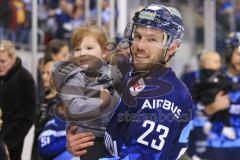 Im Bild: Maurice Edwards (#23 ERC) hat sein Kind auf dem Arm


Eishockey - Herren - DEL - Saison 2019/2020 -  ERC Ingolstadt - Augsburger Panther - Foto: Ralf Lüger
