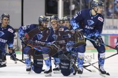 Im Bild: Fabio Wagner (#5 ERC) kniet mit vor der Fankurve - Tim Wohlgemuth (#33 ERC) Mirko Höfflin (#92 ERC)

Eishockey - Herren - DEL - Saison 2019/2020 -  ERC Ingolstadt - Adler Mannheim - Foto: Ralf Lüger