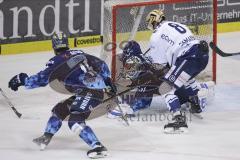 Im Bild: Timo Pielmeier (#51 Torwart ERC) vor Neal Samanski (#8 Iserlohn) - Brett Findlay (#19 ERC)

Eishockey - Herren - DEL - Saison 2019/2020 -  ERC Ingolstadt - Iserlohn Roosters - Foto: Ralf Lüger