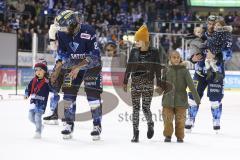 Im Bild: Kris Foucault (#81 ERC) und sein Sohn auf dem Weg zur Fankurve

Eishockey - Herren - DEL - Saison 2019/2020 -  ERC Ingolstadt - Adler Mannheim - Foto: Ralf Lüger