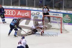 DEL - Eishockey - ERC Ingolstadt - Saison 2019/2020 - EHC Red Bulls München - Brett Olson (#16, ERCI) Chance gegen Kevin Reich (#35, Torhüter, EHCM),