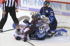 Im Bild: Phil Hungerecker (#94 Adler Mannheim) liegt auf Simon Schütz (#97 ERC) - Jochen Reimer (#32 Torwart ERC) ist auch mit dabei

Eishockey - Herren - DEL - Saison 2019/2020 -  ERC Ingolstadt - Adler Mannheim - Foto: Ralf Lüger