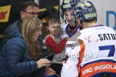 Im Bild: Darin Olver (#40 ERC) macht ein Foto mit seiner Familie

Eishockey - Herren - DEL - Saison 2019/2020 -  ERC Ingolstadt - Schwenninger Wildwings - Foto: Ralf Lüger