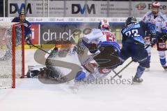 Im Bild: Dustin Strahlmeier Torwart (#34 Schwenningen) Christopher Fischer (#58 Schwenningen) und Matt Bailey (#22 ERC)

Eishockey - Herren - DEL - Saison 2019/2020 -  ERC Ingolstadt - Schwenningen Wild Wings - Foto: Ralf Lüger