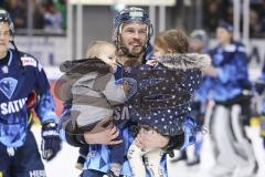 Im Bild: Maurice Edwards (#23 ERC) mit seinen Kindern auf dem Arm

Eishockey - Herren - DEL - Saison 2019/2020 -  ERC Ingolstadt - Adler Mannheim - Foto: Ralf Lüger