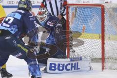 Im Bild: Timo Pielmeier (#51 Torwart ERC) lässt den puck abprallen

Eishockey - Herren - DEL - Saison 2019/2020 -  ERC Ingolstadt - Düsseldorfer EG - Foto: Ralf Lüger