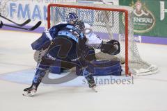 Im Bild: Andreas Jenike (#92 Iserlohn) und Brett Oslon (#16 ERC)

Eishockey - Herren - DEL - Saison 2019/2020 -  ERC Ingolstadt - Iserlohn Roosters - Foto: Ralf Lüger