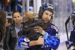 Im Bild: Kris Foucault (#81 ERC) hat sein Kind auf dem Arm

Eishockey - Herren - DEL - Saison 2019/2020 -  ERC Ingolstadt - Augsburger Panther - Foto: Ralf Lüger