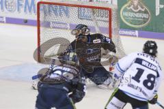 Im Bild: Jeremy Williams (Straubing Tigers) schießt auf das Tor von Jochen Reimer (#32 Torwart ERC)

Eishockey - Herren - DEL - Saison 2019/2020 -  ERC Ingolstadt - Straubing Ice Tigers - Foto: Ralf Lüger