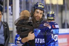 Im Bild: Kris Foucault (#81 ERC) hat sein Kind auf dem Arm

Eishockey - Herren - DEL - Saison 2019/2020 -  ERC Ingolstadt - Augsburger Panther - Foto: Ralf Lüger