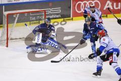 Im Bild: Jochen Reimer (#32 Torwart ERC) Dustin Friesen (#14 ERC) und Patrick Cannone (#11 Schwenningen)

Eishockey - Herren - DEL - Saison 2019/2020 -  ERC Ingolstadt - Schwenningen Wild Wings - Foto: Ralf Lüger