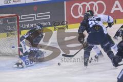 Im Bild: Jochen Reimer (#32 Torwart ERC) Maurice Edwards (#23 ERC) und Felix Schütz (Straubing Tigers)

Eishockey - Herren - DEL - Saison 2019/2020 -  ERC Ingolstadt - Straubing Ice Tigers - Foto: Ralf Lüger