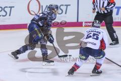 Im Bild: Tim Wohlgemuth (#33 ERC) und John Ramage (Eisbären Berlin)

Eishockey - Herren - DEL - Saison 2019/2020 -  ERC Ingolstadt - Eisbären Berlin - Foto: Ralf Lüger