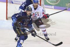 Im Bild: Phil Hungerecker (#94 Adler Mannheim) liegt auf Simon Schütz (#97 ERC) - Jochen Reimer (#32 Torwart ERC) ist auch mit dabei

Eishockey - Herren - DEL - Saison 2019/2020 -  ERC Ingolstadt - Adler Mannheim - Foto: Ralf Lüger