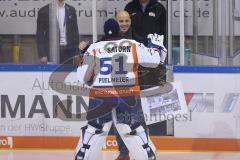 Im Bild: John Laliberte (ERC ) begrüßt Timo Pielmeier (#51 Torwart ERC)

Eishockey - Herren - DEL - Saison 2019/2020 -  ERC Ingolstadt - Schwenninger Wildwings - Foto: Ralf Lüger