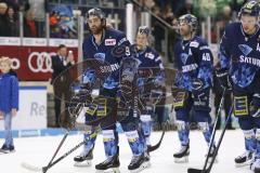 Im Bild: Jerry D´Amigo (#9 ERC) und Fabio Wagner (#5 ERC) auf dem Weg zur Fankurve

Eishockey - Herren - DEL - Saison 2019/2020 -  ERC Ingolstadt - Adler Mannheim - Foto: Ralf Lüger