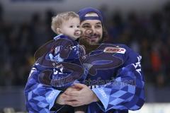 Im Bild: Jochen Reimer (#32 Torwart ERC) mit seinem Sohn auf dem Arm

Eishockey - Herren - DEL - Saison 2019/2020 -  ERC Ingolstadt - Düsseldorfer EG - Foto: Ralf Lüger