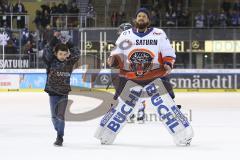 Im Bild: Timo Pielmeier (#51 Torwart ERC) mit einem Fan auf dem Weg zur Fankurve

Eishockey - Herren - DEL - Saison 2019/2020 -  ERC Ingolstadt - Schwenninger Wildwings - Foto: Ralf Lüger