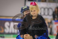 Im Bild: Mike Collins (#13 ERC) mit der Tochter von Dustin Friesen (#14 ERC)


Eishockey - Herren - DEL - Saison 2019/2020 -  ERC Ingolstadt - Augsburger Panther - Foto: Ralf Lüger