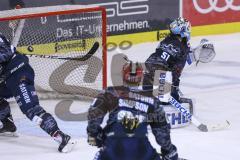 Im Bild: Tor für die Eisbären Berlin - Timo Pielmeier (#51 Torwart ERC) ist chanchenlos

Eishockey - Herren - DEL - Saison 2019/2020 -  ERC Ingolstadt - Eisbären Berlin - Foto: Ralf Lüger